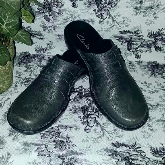 NWOT Clarks Gray Mules - Picture 3 of 8